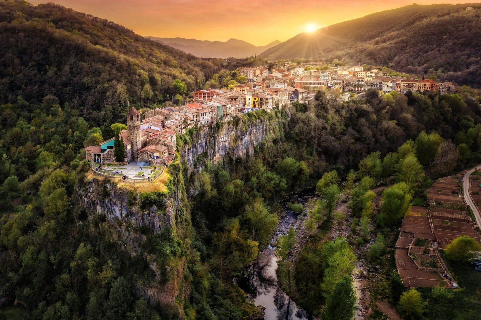 BEGET Y CASTELLFOLLIT DE LA ROCA